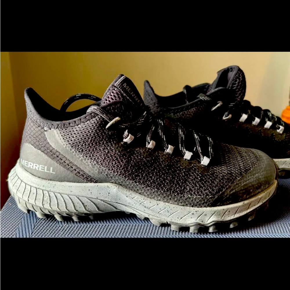 Merrill hiking shoes
Women’s size 5
Youth 3.5